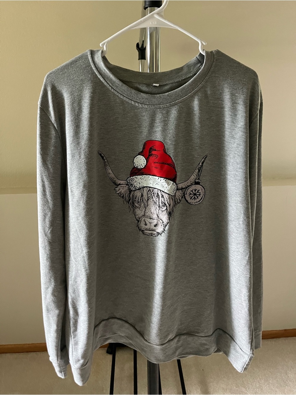 Gray Women's Sweatshirt with Festive Red Santa Hat Cow Graphic